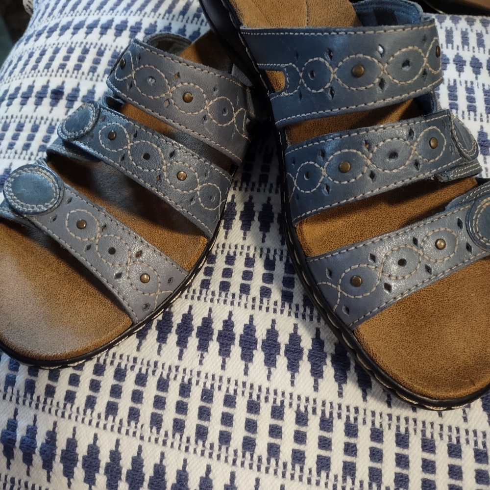 Clarks NWTs Ladies Sz 8 M Denim-Blue Slip On Sandals. Decorative Stitching.